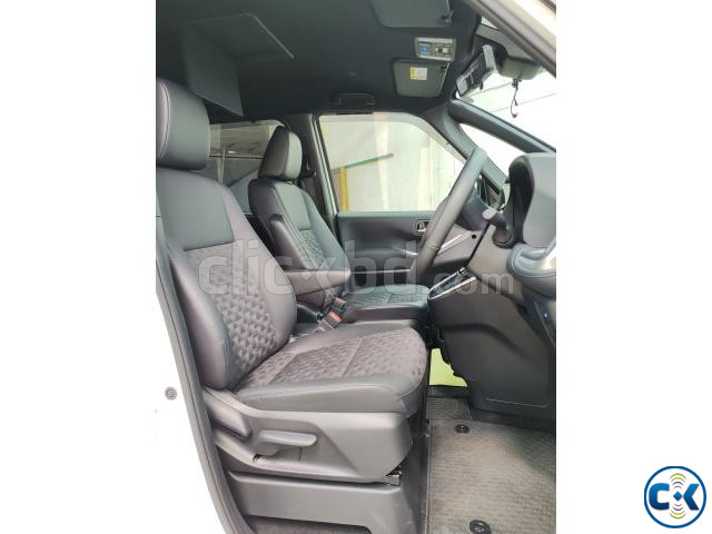 Toyota Voxy 2023 large image 3