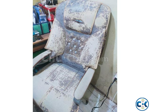 বড় ১টি চেয়ার ও মাঝারি ২টি চেয়ার খুব ভালো অবস্থায় অল্প দামে large image 1