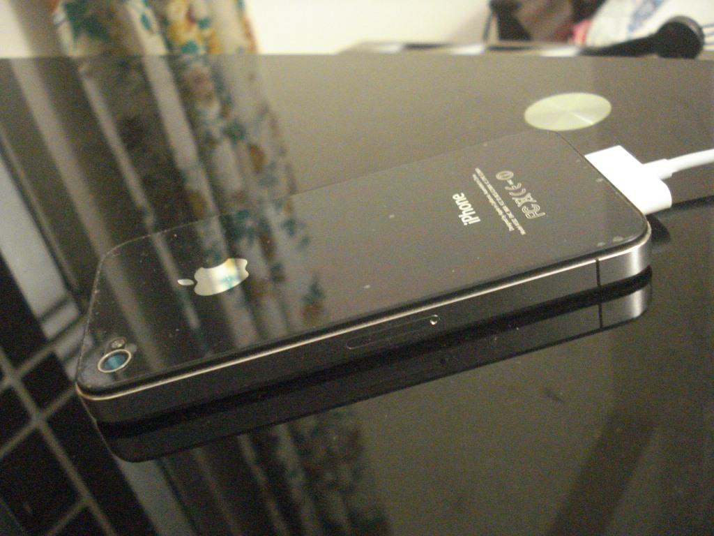 Apple Iphone 4 16GB Factory Unlocked with all accessories. large image 2