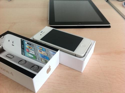 iPhone 4 white 16gb factory unlocked boxed with everything  large image 1